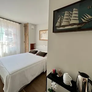 Les Petits Volets 2 Bed & Breakfast Antibes